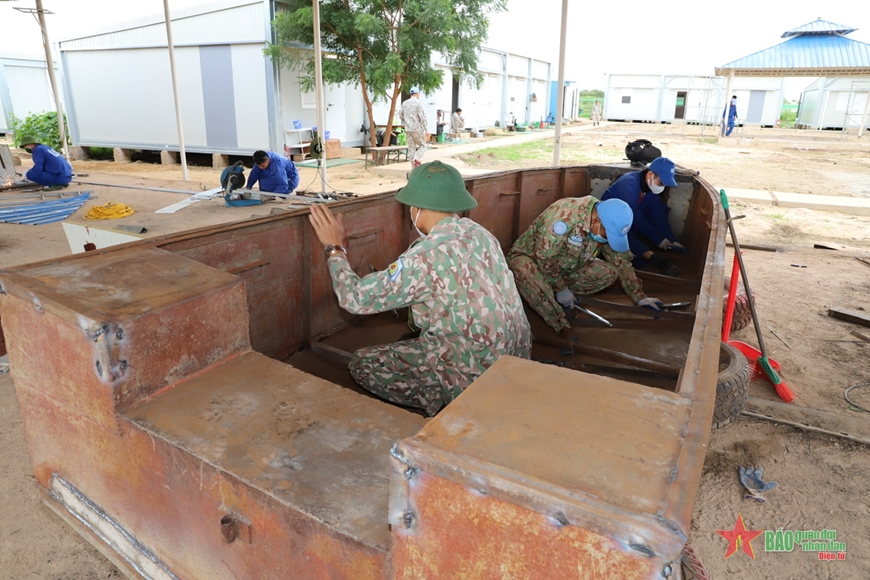 /UploadStore/admin/240730 DCB 2 sua thuyen va lop hoc cho nguoi dan Abyei/04.jpg
